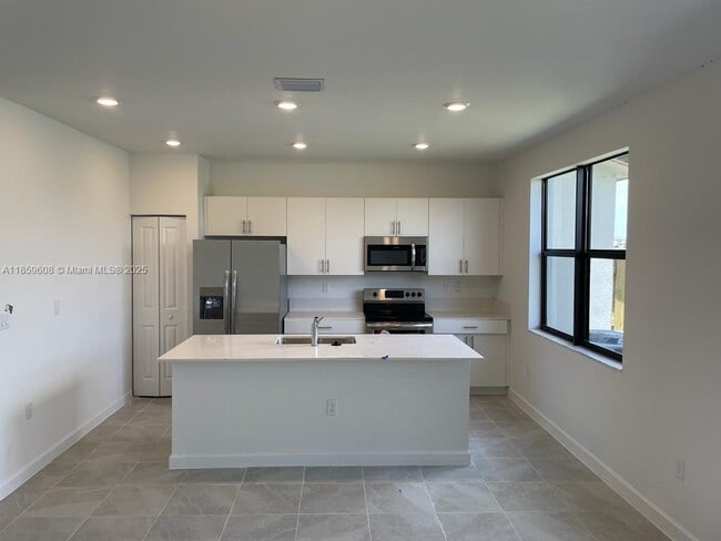 Building Photo - 10007 SW 231st Ln