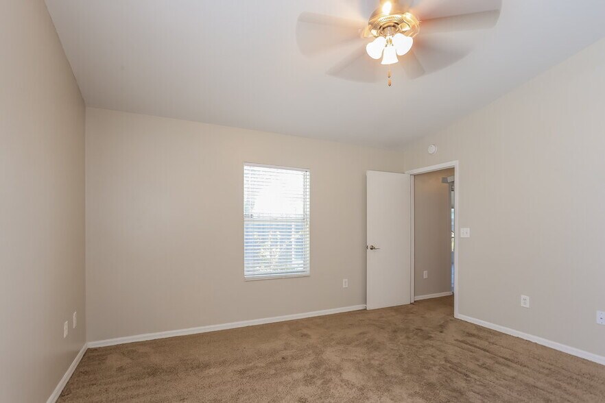 Building Photo - 221 Lookout Dr