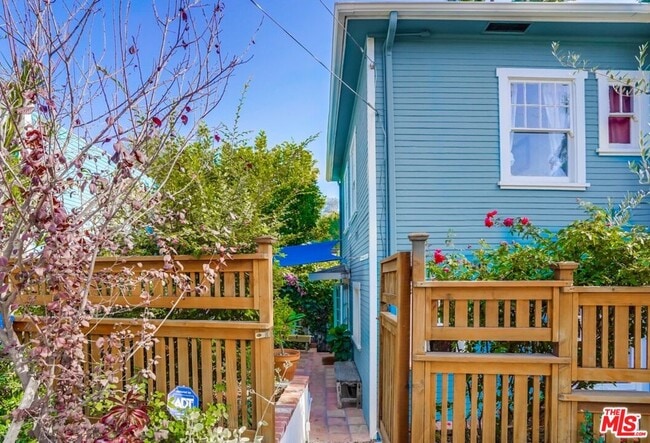 Building Photo - 2154 Willetta Ave N