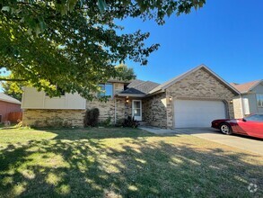 Building Photo - 4 bed and 3 bathroom