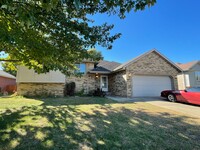 Building Photo - 4 bed and 3 bathroom