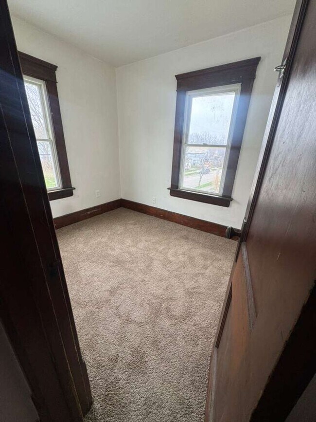 Building Photo - 4 bed 1 bath house