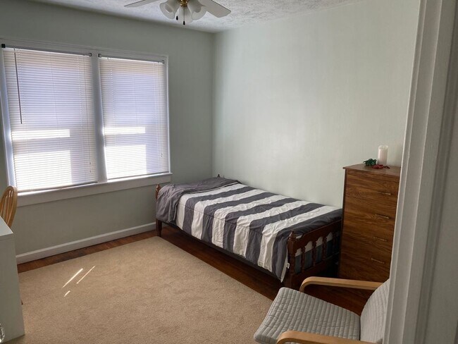 Building Photo - 5453 E 10th St