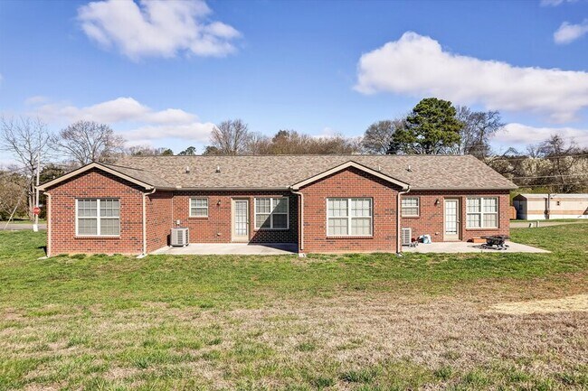 Building Photo - 559 S Old Sevierville Pike