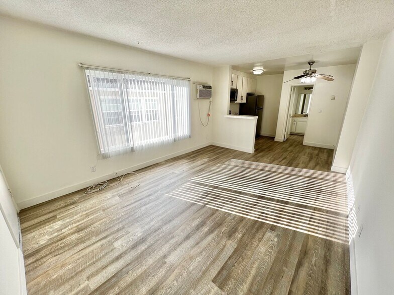 Building Photo - 3359 Mentone Ave