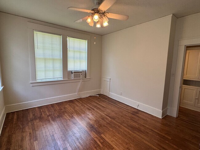 Building Photo - 2121 Winona Ave