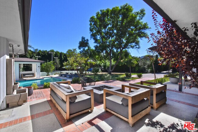 Building Photo - 4678 White Oak Ave