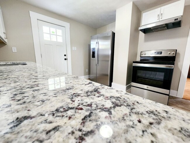 Building Photo - 3 Bed/2 Bath House Located in Suncrest Lawncare included - Available NOW