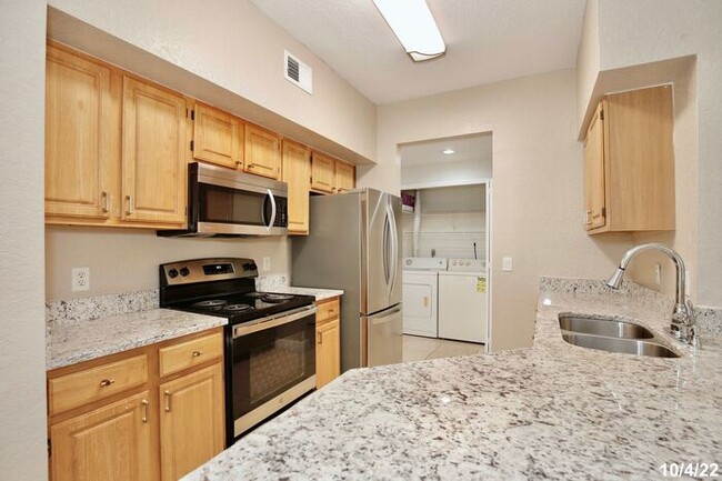 Building Photo - Beautiful 3/2 Spacious Condo with Lawn Car...