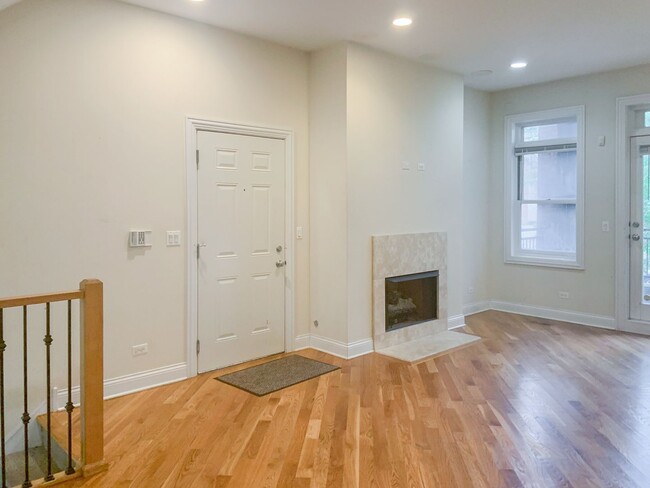 Building Photo - 2334 N Greenview Ave