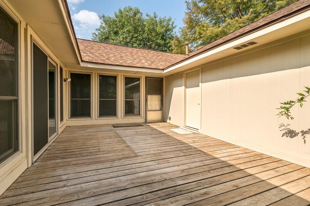 patio deck - 2000 Geneva Dr