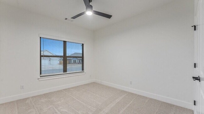 Building Photo - Charming 3-Bedroom Retreat with Cozy Fireplace