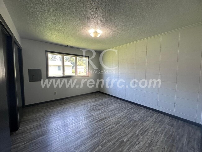 Building Photo - 1005-8 Oak-