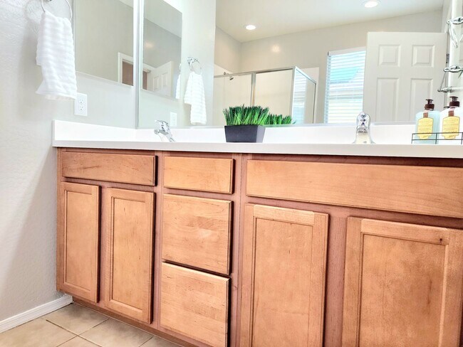 Building Photo - FULLY-FURNISHED 4/Bed 2/Bath in LAVEEN