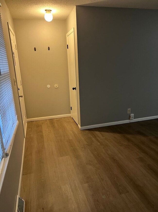 Building Photo - 2 bedrooms, 1 bath duplex