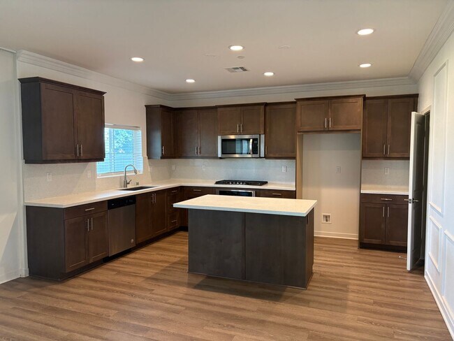 Building Photo - Stunning 5-bedroom, 3.5-bath home