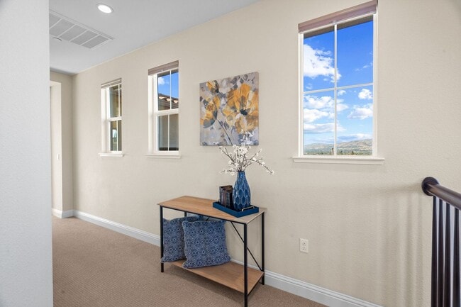 Building Photo - HILLTOP CORNER HOME WITH GORGEOUS VIEWS