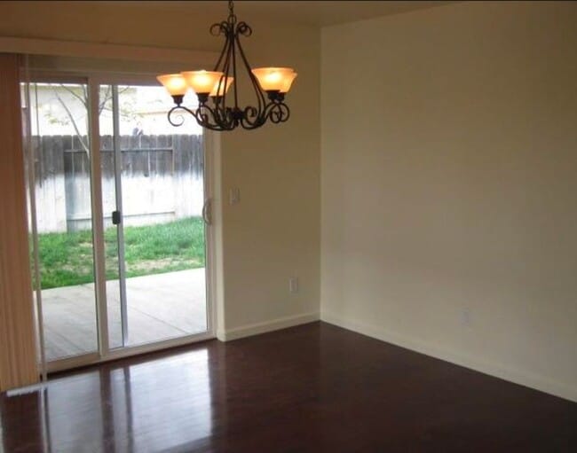 Building Photo - Large 2 story 3 bedroom home