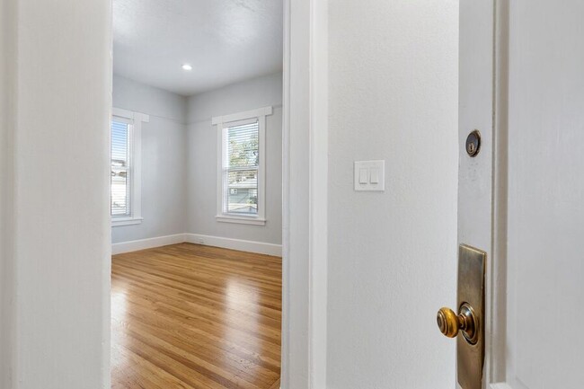 Building Photo - Fully Renovated 1 Bedroom in Downtown Palo...