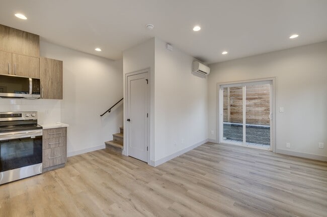 Building Photo - Beautiful 2 bed 2 bath townhouse!