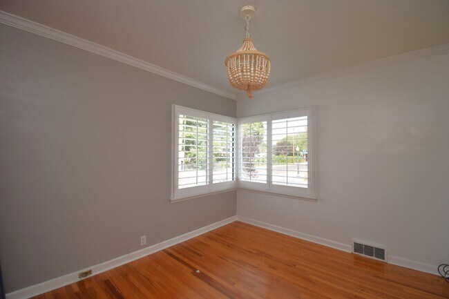 Building Photo - Unique 6 Bedroom Home in Midvale!