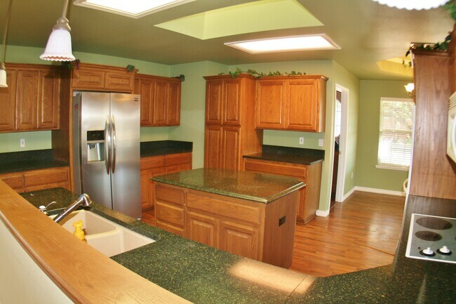 Building Photo - 4 Bed Home, 3 Car Garage! Zia School Distr...