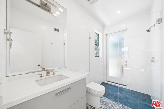 Building Photo - 633 Palms Blvd