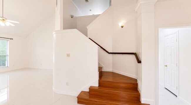 Building Photo - 423 Blossomwood Dr