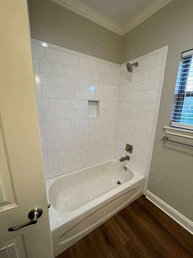 Building Photo - Beautifully Maintained New Build in Midway...
