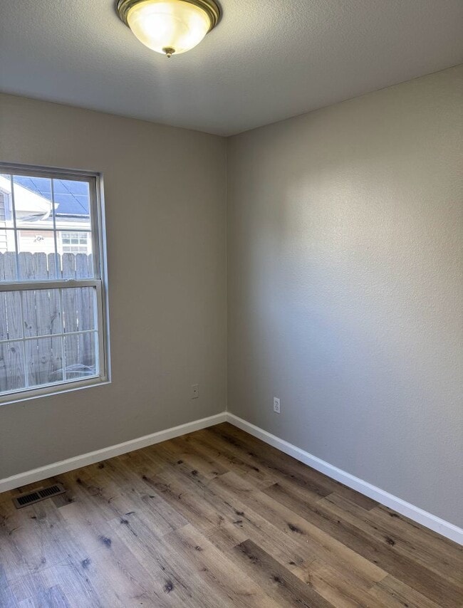 Building Photo - 806 S Sunny Ln