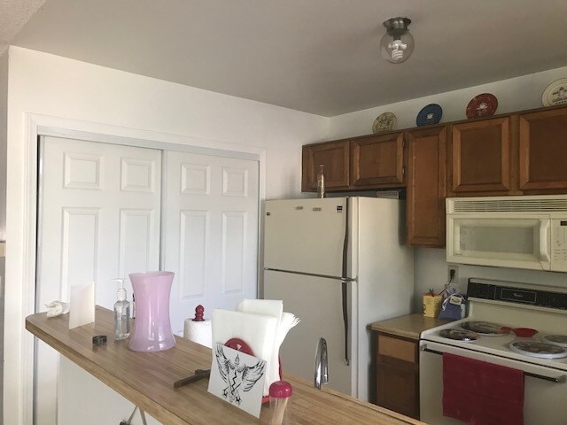 Kitchen - 1217 South Flower Circle