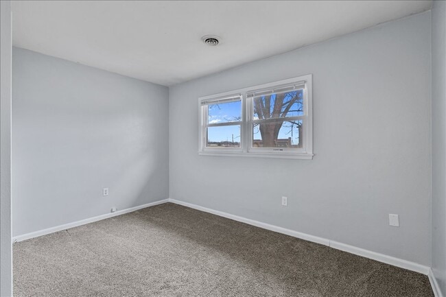 Building Photo - 925 2nd Ave E