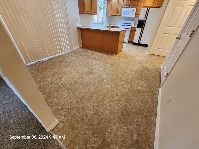 Building Photo - 531 SW Honeysuckle Ct