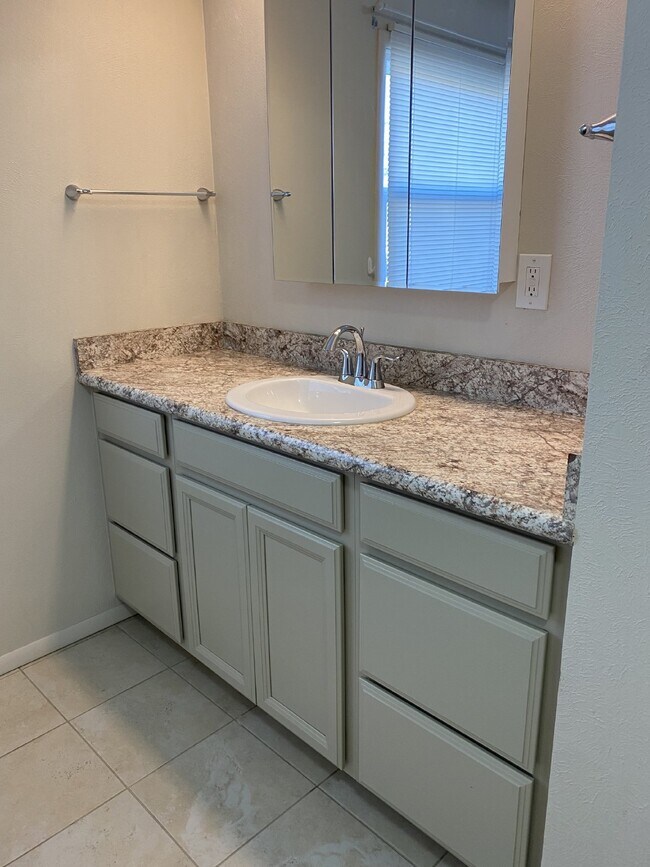 Building Photo - 4 bedroom - Hartsock