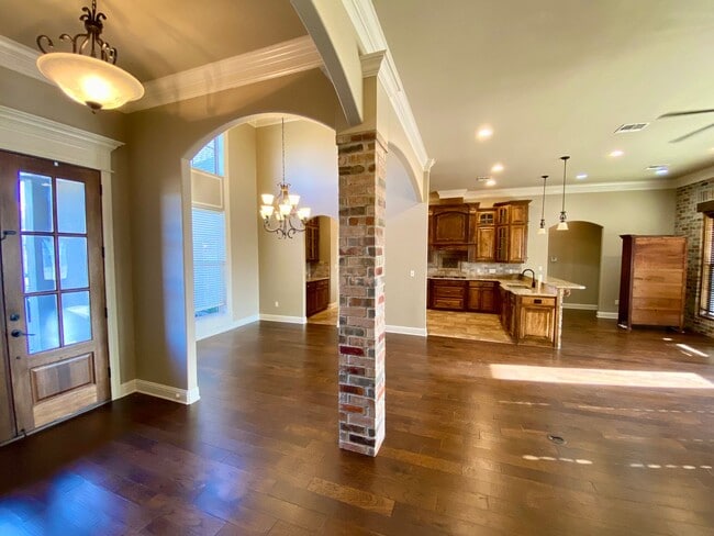 Building Photo - ** AVAILABLE JUNE 1ST ** STUNNING 4/3.5 IN...