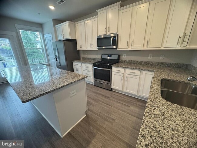 Building Photo - 203 Pomegranate Ln