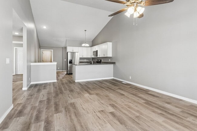 Building Photo - 4-Bedroom Townhome Near Village Pointe!!