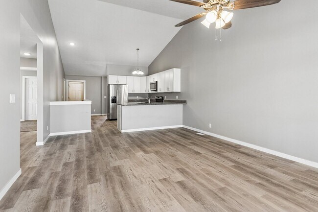 Building Photo - 4 Bedroom Townhome