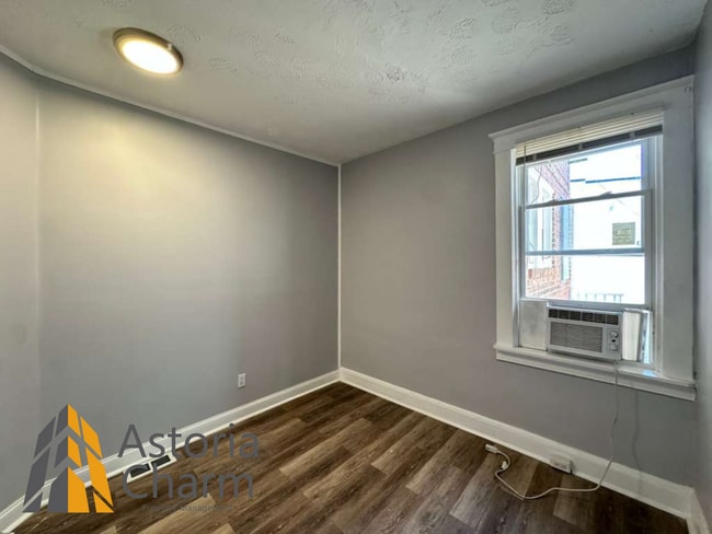 Building Photo - 4 Bedroom or 3 Bedroom with Den Home with First Floor Bedroom on Homestead Street