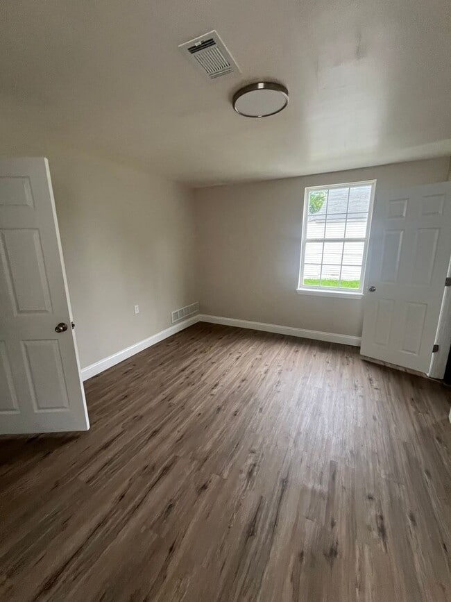 Building Photo - Gorgeous Updated 3 bedroom house!