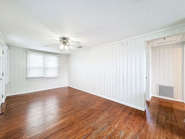 Building Photo - 2649 1/2 Dartmouth Ave N