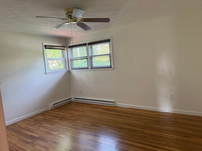 Building Photo - 585 Burncoat St