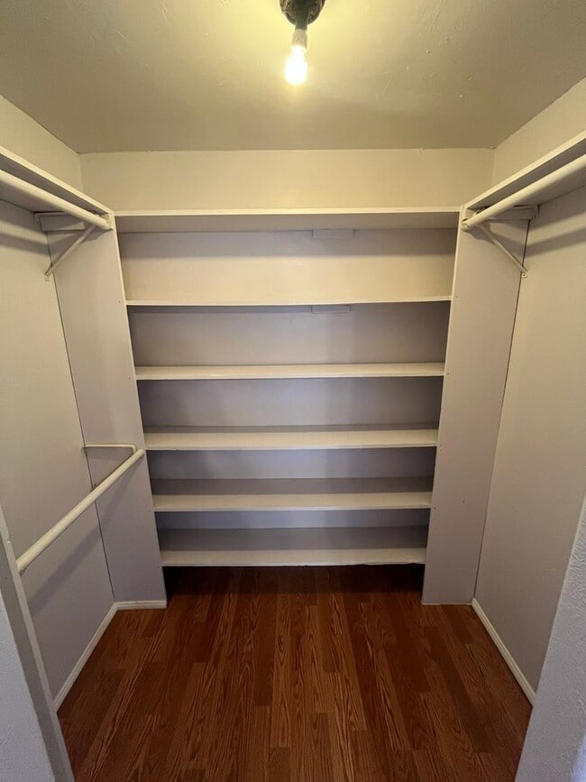 Building Photo - Cozy 1 Bedroom Condo with Walk-In Closet &...