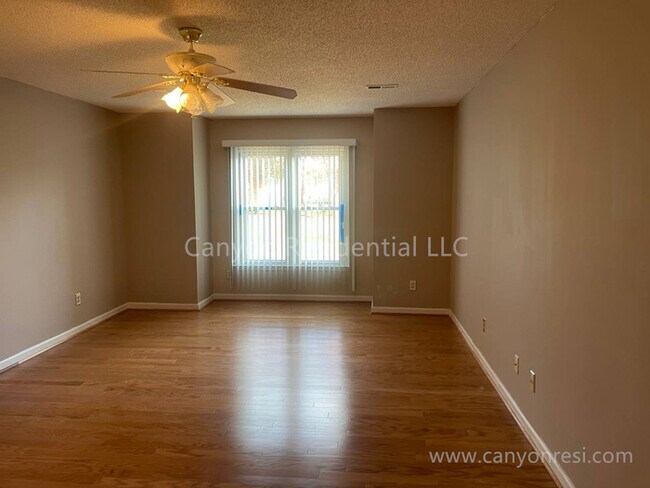Building Photo - Beautiful 3b2b, ready to move in!