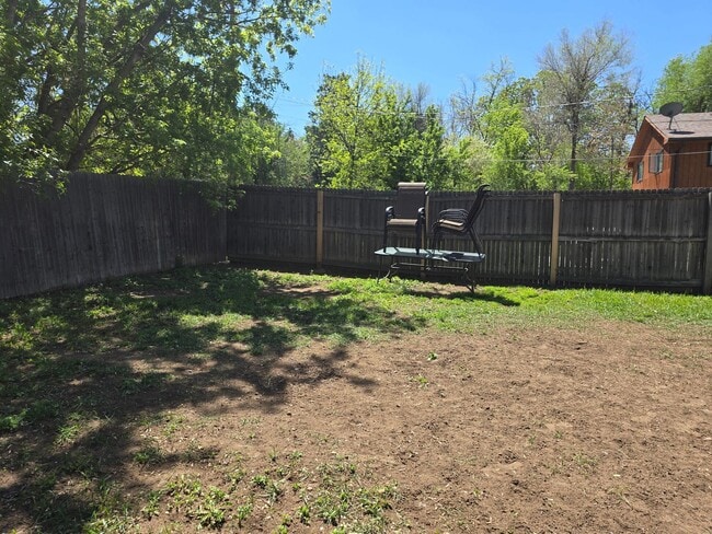 Building Photo - Three-bedroom condo in Denver boasts a lar...