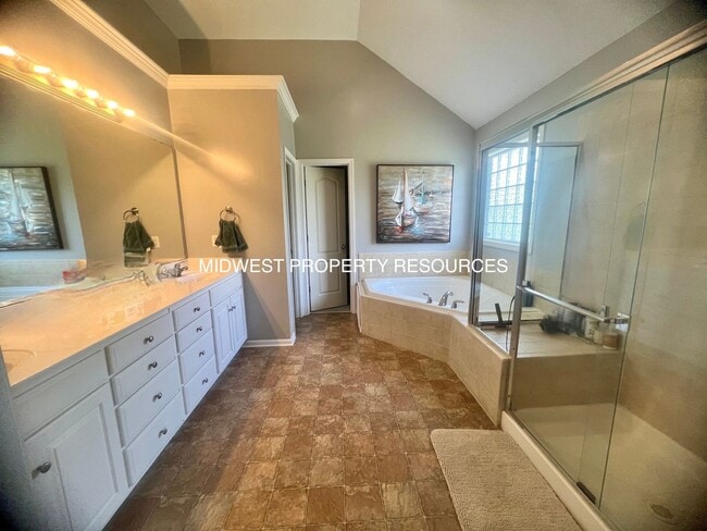 Building Photo - Exquisite 4-Bedroom Home with Spacious Fam...