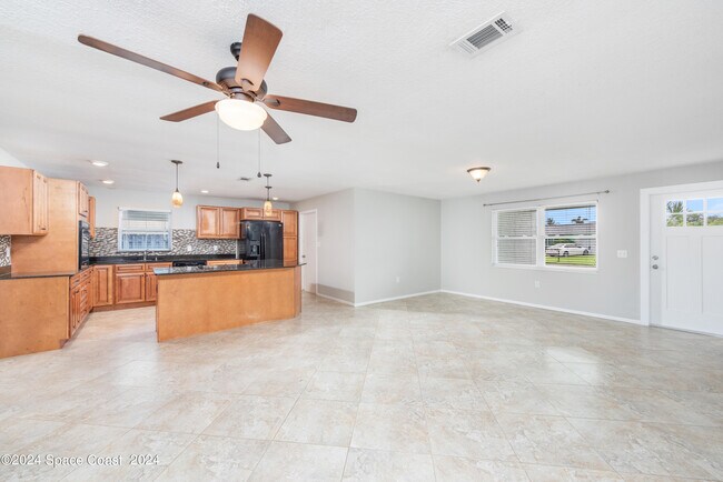 Building Photo - 2045 Date Palm Ave