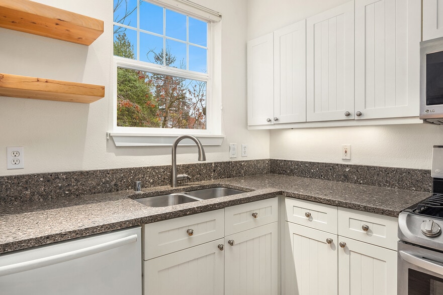 Building Photo - 5430 California Ave SW