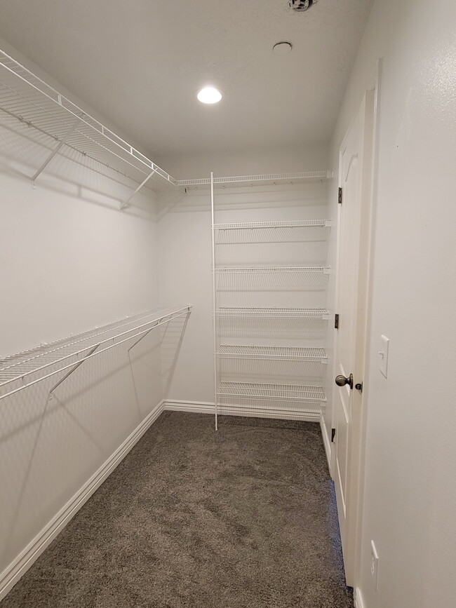 Building Photo - 3969 Romney Park Dr