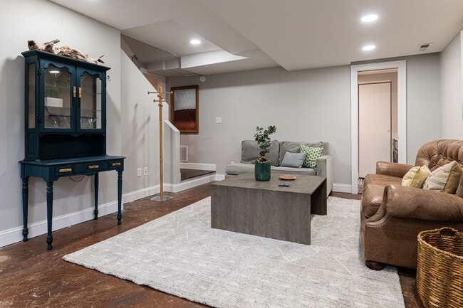 Building Photo - Beautifully Updated House - Awesome Montford Location